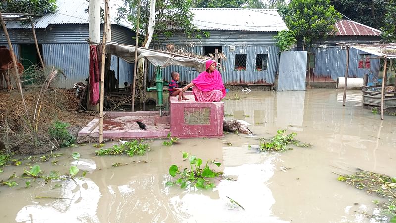 জামালপুরে বন্যার পানি আবার কিছুটা বাড়তে শুরু করেছে। এতে বিভিন্ন এলাকায় পানি প্রবেশ করতে শুরু করেছে। গতকাল বৃহস্পতিবার দুপুরে ইসলামপুর উপজেলার বামনা এলাকায়